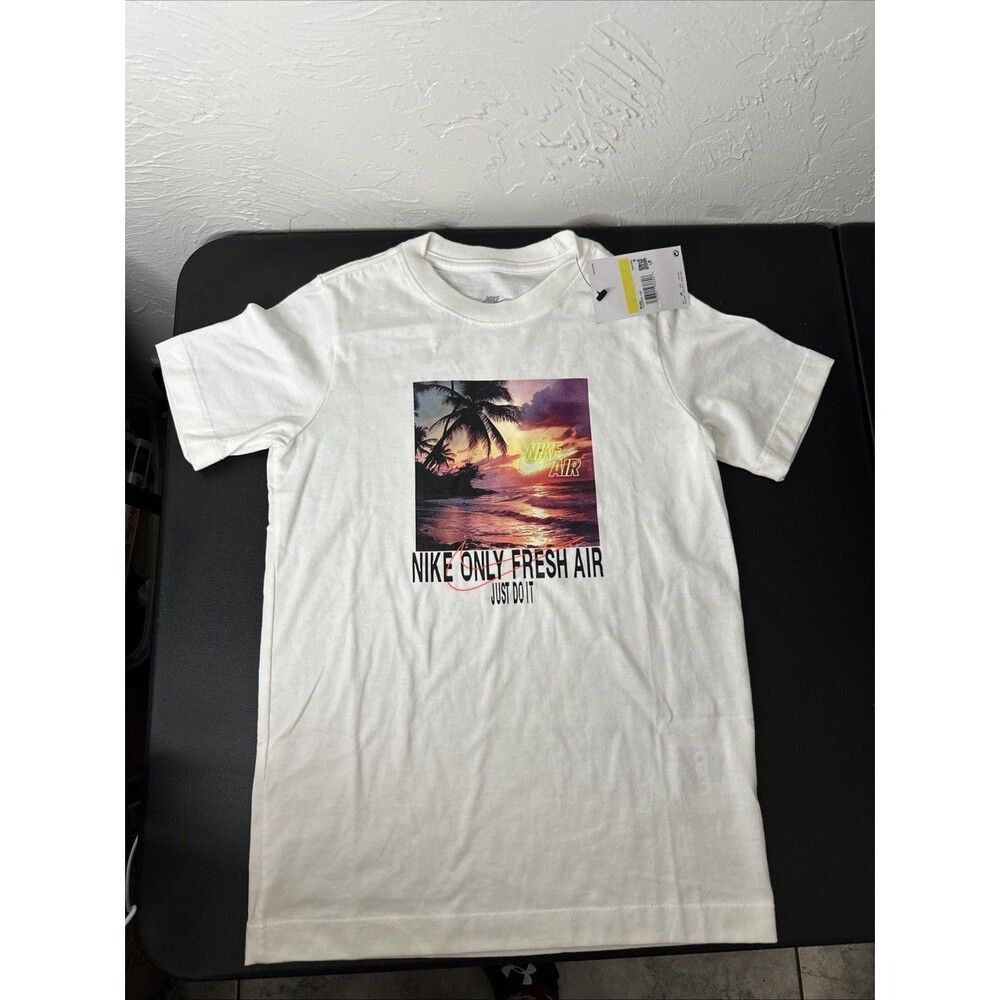 Nike Big Kids Graphic Crewneck T-Shirt Fresh Air Graphic Small New With Tags